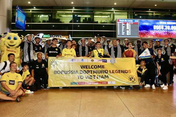 Nhà vô địch World Cup cùng dàn huyền thoại Dortmund gây náo động sân bay Tân Sơn Nhất - Ảnh 1.