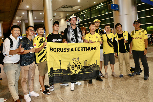 Nhà vô địch World Cup cùng dàn huyền thoại Dortmund gây náo động sân bay Tân Sơn Nhất - Ảnh 2.