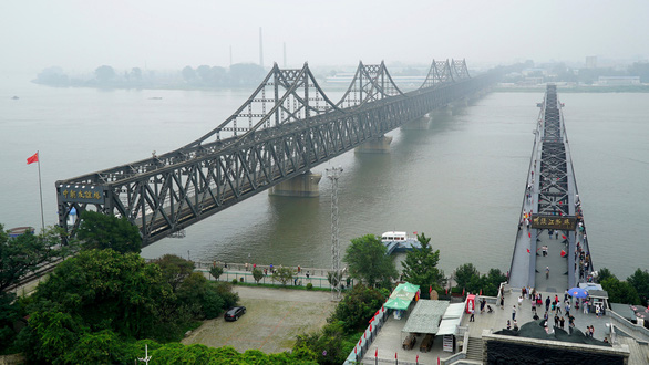 Trung Quốc - Triều Tiên nối lại các chuyến tàu chở hàng qua biên giới - Ảnh 1.