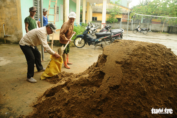 Chính quyền xã ở Quảng Nam vận động tặng cát cho dân chống bão - Ảnh 2.