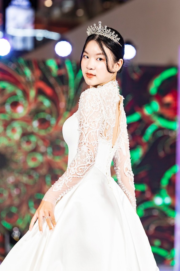 Loạt sao nhí thân quen diễn thời trang trong show của Xuân Lan - Ảnh 5. Loạt sao nhí thân quen diễn thời trang trong show của Xuân Lan - Ảnh 5.