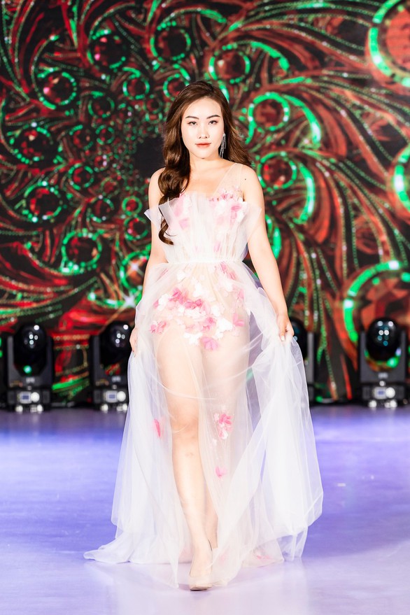 Loạt sao nhí thân quen diễn thời trang trong show của Xuân Lan - Ảnh 7. Loạt sao nhí thân quen diễn thời trang trong show của Xuân Lan - Ảnh 7.