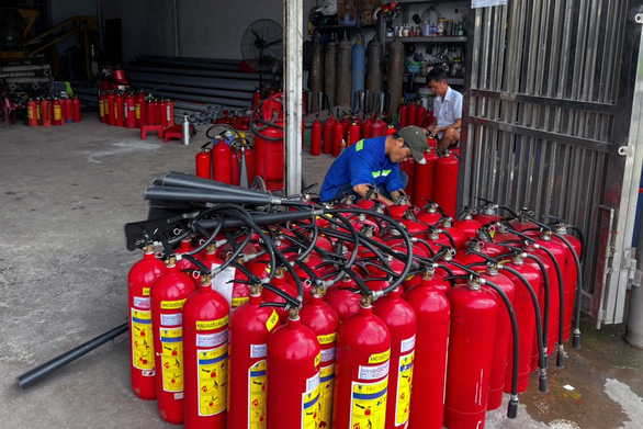 Đồng Nai phát hiện nhiều cơ sở bán thiết bị chữa cháy kém chất lượng - Ảnh 1.