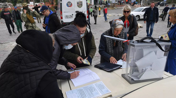 4 vùng Ukraine bỏ phiếu trực tiếp ngày cuối trưng cầu ý dân sáp nhập Nga - Ảnh 2.