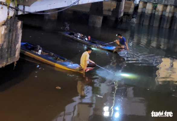 Xuyệt điện lại tung hoành, ‘càn quét’ cá trên kênh Nhiêu Lộc - Thị Nghè - Ảnh 1.