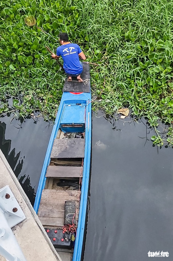 Xuyệt điện lại tung hoành, ‘càn quét’ cá trên kênh Nhiêu Lộc - Thị Nghè - Ảnh 4.