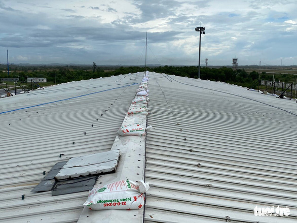 Hãng bay gấp rút di dời máy bay trú bão, một máy bay lỗi kỹ thuật phải ở lại sân bay Đà Nẵng - Ảnh 9.