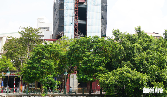 Công trình cao tầng xây sai phép cách trụ sở phường 100m vẫn đang hoàn thiện - Ảnh 2.
