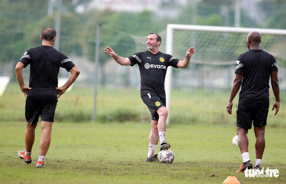 Mưa lớn ngăn đội huyền thoại CLB Dortmund tập luyện trước khi đối đầu Việt Nam - Ảnh 3.