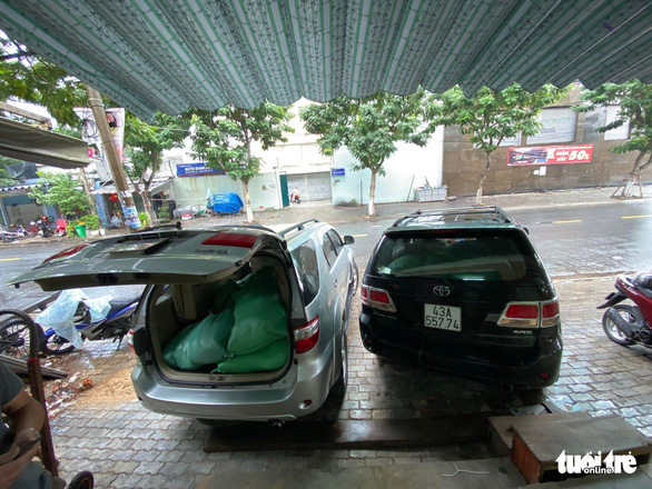 Many Da Nang people give up their houses for people to go to storm shelters - Photo 2.