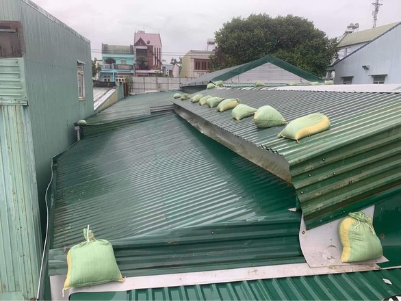Muôn kiểu chống bão Noru của người dân miền Trung - Ảnh 7. Muôn kiểu chống bão Noru của người dân miền Trung - Ảnh 7.