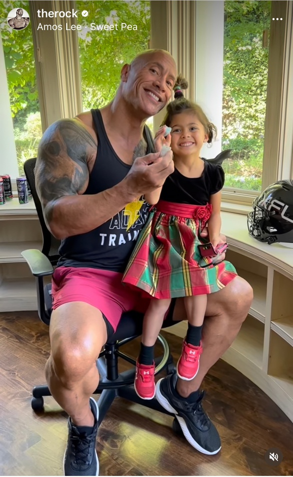 The heart-stopping moment of the muscular hero The Rock with his little daughter - Photo 8.