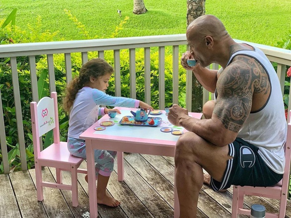 The heart-stopping moment of the muscular hero The Rock with his little daughter - Photo 2.