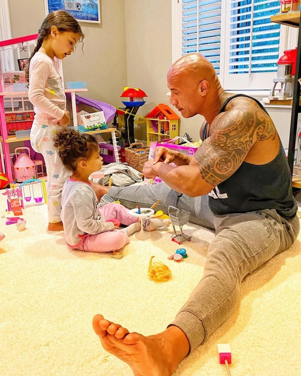 The heart-stopping moment of the muscular hero The Rock with his little daughter - Photo 3.