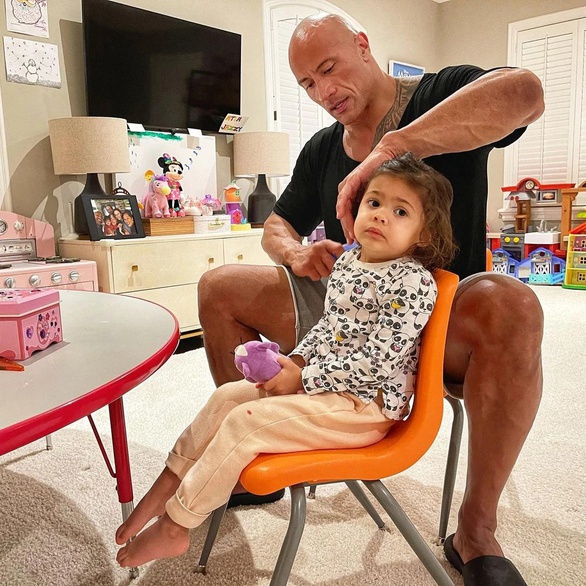 The heart-stopping moment of the muscular hero The Rock with his little daughter - Photo 5.