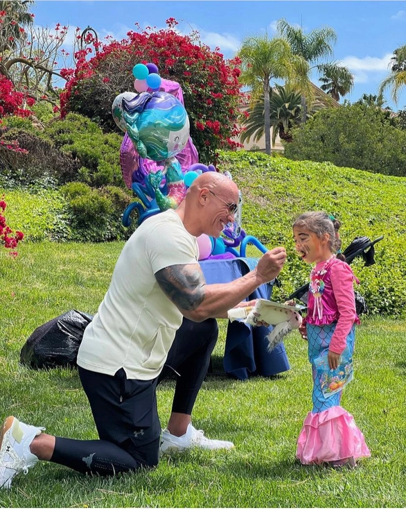 The heart-stopping moment of the muscular hero The Rock with his little daughter - Photo 10.