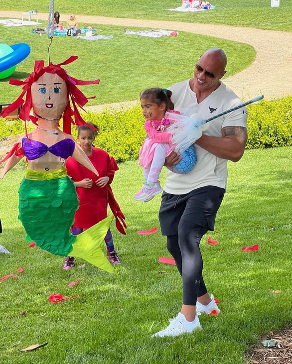 The heart-stopping moment of the muscular hero The Rock with his little daughter - Photo 11.