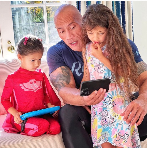 The heart-stopping moment of the muscular hero The Rock with his little daughter - Photo 13.