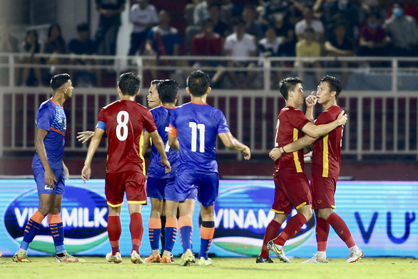 HLV Park Hang Seo và 3 trợ lý tích cực chỉ đạo dù đang thắng 3-0 - Ảnh 4.