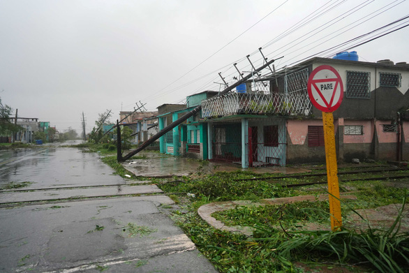 Toàn bộ Cuba cúp điện sau khi bão quét qua, chuẩn bị ảnh hưởng Florida - Ảnh 2.