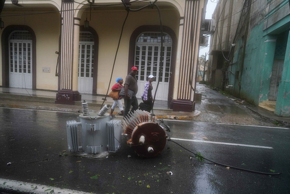 Toàn bộ Cuba cúp điện sau khi bão quét qua, chuẩn bị ảnh hưởng Florida - Ảnh 1.