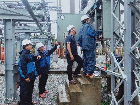 Điện lực Quảng Nam kiểm tra, khắc phục nhanh sự cố lưới điện do bão số 4 - Ảnh 1.