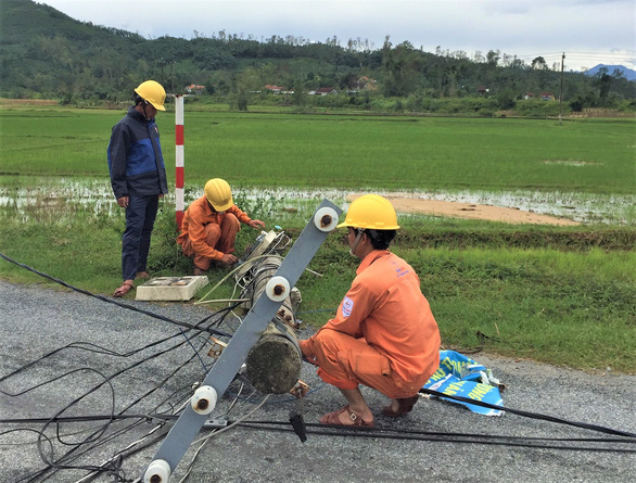 Điện lực Quảng Nam kiểm tra, khắc phục nhanh sự cố lưới điện do bão số 4 - Ảnh 3.