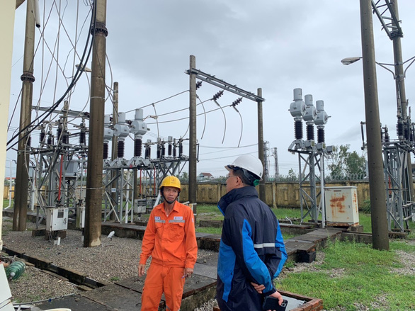 Điện lực Quảng Nam kiểm tra, khắc phục nhanh sự cố lưới điện do bão số 4 - Ảnh 4.