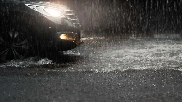 Cố lái xe qua vùng nước ngập sau mưa bão sẽ như thế nào? - Ảnh 2.