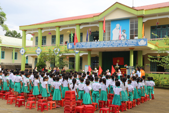 EVNGENCO1 tặng bể bơi di động cho học sinh miền núi Quảng Nam - Ảnh 1.