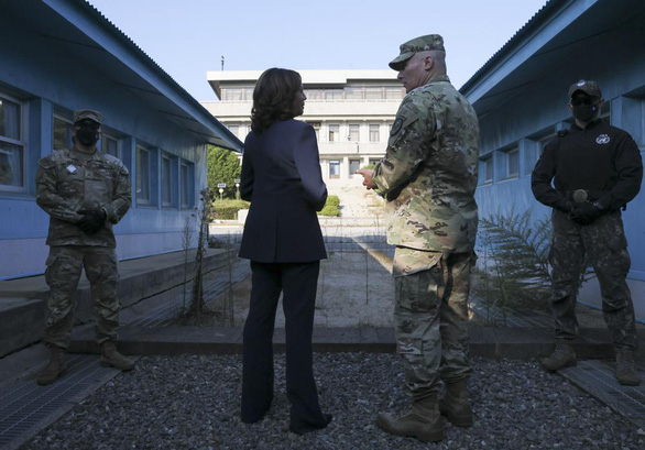 Phó tổng thống Mỹ Kamala Harris thăm khu phi quân sự Bàn Môn Điếm - Ảnh 2.