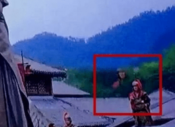 Những tai nạn khó đỡ trên phim Hoa ngữ, xem xong không cười không lấy tiền - Ảnh 9. Những tai nạn khó đỡ trên phim Hoa ngữ, xem xong không cười không lấy tiền - Ảnh 9.