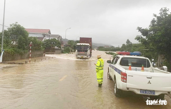 Nghệ An mưa lớn, sạt lở đất chia cắt nhiều tuyến quốc lộ, di dời dân - Ảnh 5.