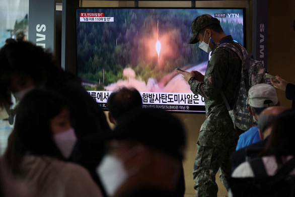 Triều Tiên phóng tên lửa hai ngày liên tiếp - Ảnh 1.