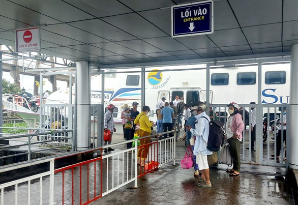 Các tuyến phà, tàu cao tốc ra đảo Phú Quốc chạy lại bình thường - Ảnh 1. Các tuyến phà, tàu cao tốc ra đảo Phú Quốc chạy lại bình thường - Ảnh 1.