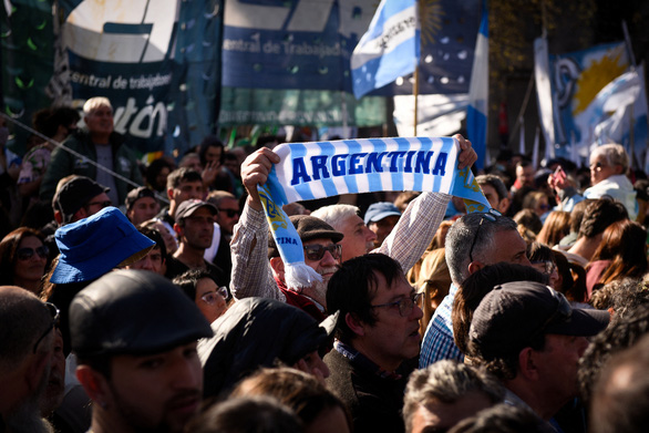 Dân Argentina tràn xuống đường ủng hộ phó tổng thống bị ám sát hụt - Ảnh 1.
