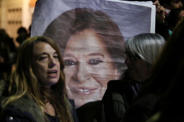 Dân Argentina tràn xuống đường ủng hộ phó tổng thống bị ám sát hụt - Ảnh 6.