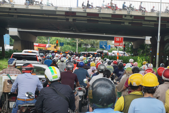 Vật vã với buổi sáng đầu tiên cấm qua cầu vượt Nguyễn Hữu Cảnh - Ảnh 2.