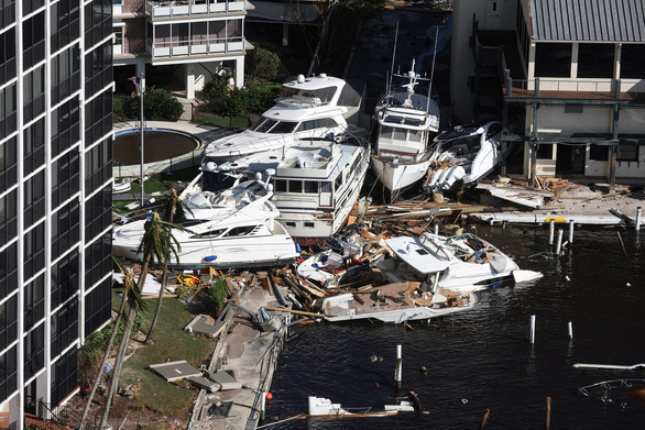 Bang Florida ngổn ngang sau bão Ian - Ảnh 1.