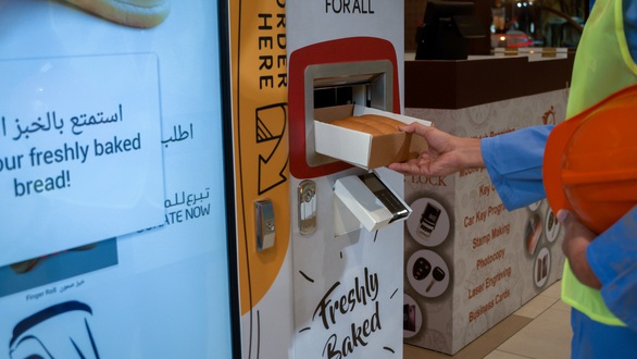 UAE lắp cây ATM bánh mì miễn phí cho người nghèo - Ảnh 1. UAE lắp cây ATM bánh mì miễn phí cho người nghèo - Ảnh 1.