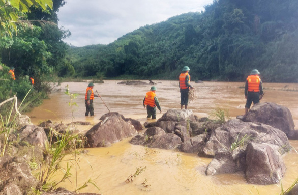 Một người dân bị nước cuốn trôi mất tích khi lội qua sông Bung - Ảnh 1.
