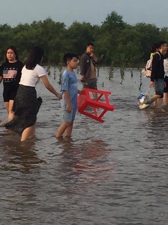 Giới trẻ dở khóc dở cười khi chụp hình ở biển vô cực Thái Bình - Ảnh 4. Giới trẻ dở khóc dở cười khi chụp hình ở biển vô cực Thái Bình - Ảnh 4.