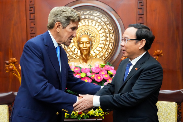 Ông Kerry thăm TP.HCM, dạo sông Sài Gòn và nhận bánh trung thu từ Bí thư Nguyễn Văn Nên - Ảnh 1.