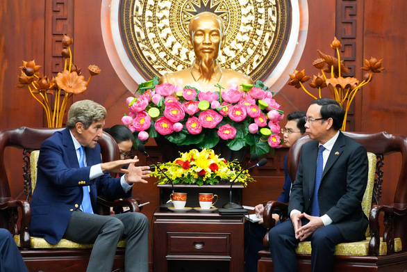 Ông Kerry thăm TP.HCM, dạo sông Sài Gòn và nhận bánh trung thu từ Bí thư Nguyễn Văn Nên - Ảnh 2.