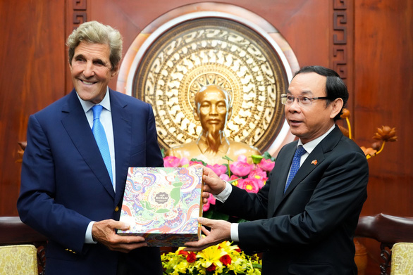 Ông Kerry thăm TP.HCM, dạo sông Sài Gòn và nhận bánh trung thu từ Bí thư Nguyễn Văn Nên - Ảnh 3.