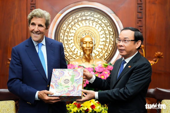 Ông Kerry thăm TP.HCM, dạo sông Sài Gòn và nhận bánh trung thu từ Bí thư Nguyễn Văn Nên - Ảnh 3.
