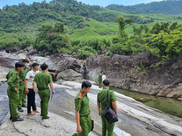 4 học sinh đi tắm suối, 2 em biết bơi bị chết đuối - Ảnh 1.