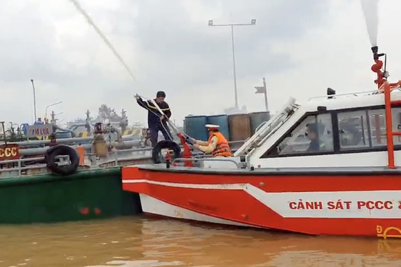 Cháy tàu chở xăng trên sông Đồng Nai, 5 ca nô chuyên dụng dập tắt kịp thời - Ảnh 2.