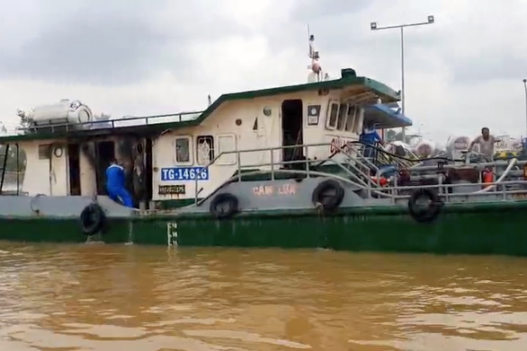 Cháy tàu chở xăng trên sông Đồng Nai, 5 ca nô chuyên dụng dập tắt kịp thời - Ảnh 1.