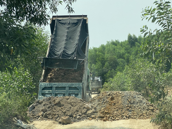 Vụ chủ mỏ đất ‘giam lỏng’ phóng viên: Hỏa tốc kiểm tra mỏ đất Dông Cây Dừa - Ảnh 2.